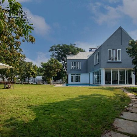 Twilight Grove By Stayvista - Pool- View Villa With Manicured Lawn, Contemporary Interiors & Home Theatre Karjat Exterior foto