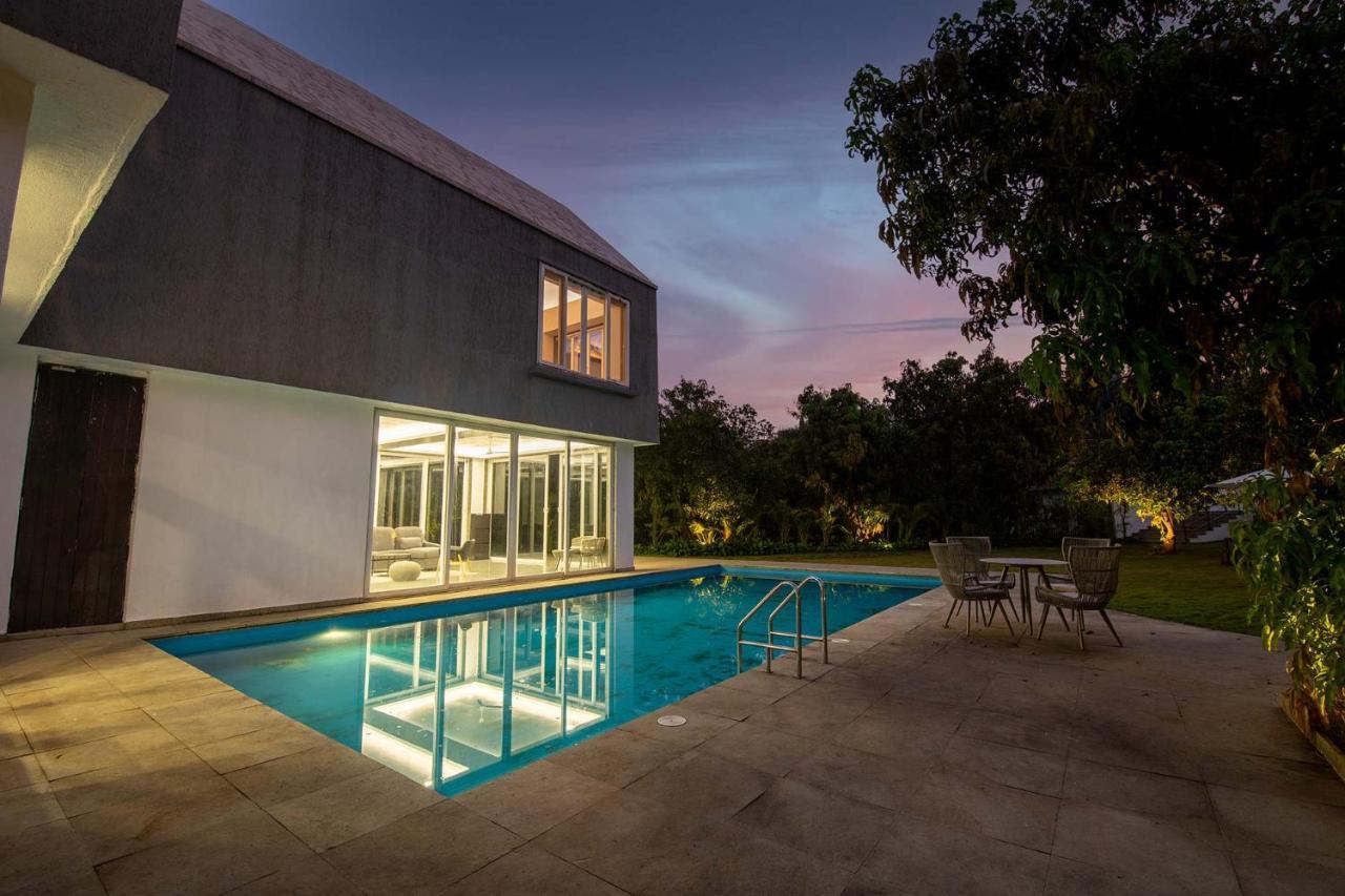 Twilight Grove By Stayvista - Pool- View Villa With Manicured Lawn, Contemporary Interiors & Home Theatre Karjat Exterior foto